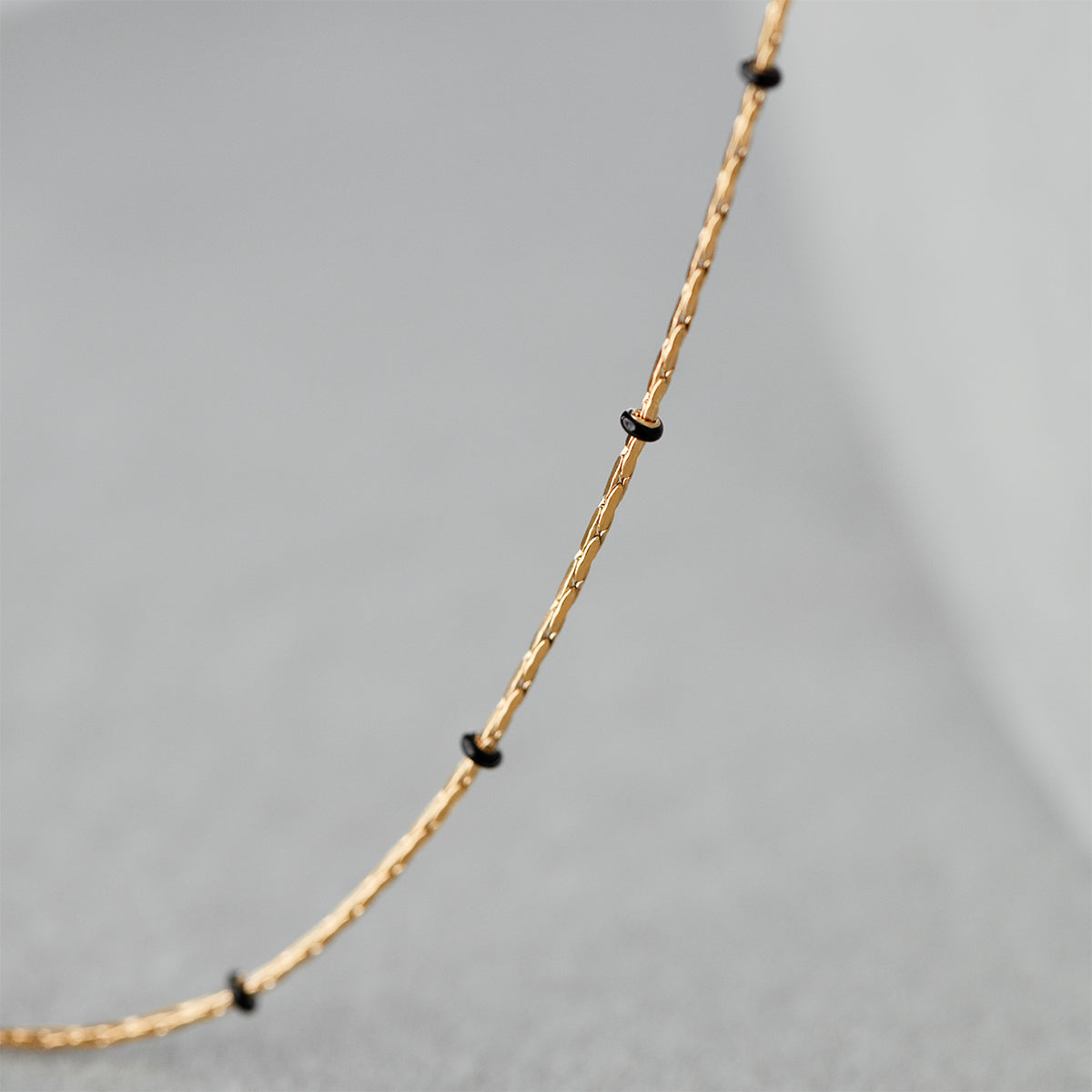 Armband Sublime mit schwarzer Emaille, vergoldet - Trägeransicht