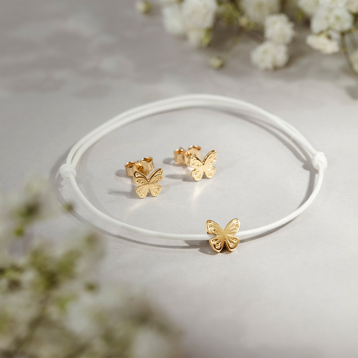 Schnurarmband weiß mit Etincelle Schmetterling aus 585er Gelbgold - Detailansicht