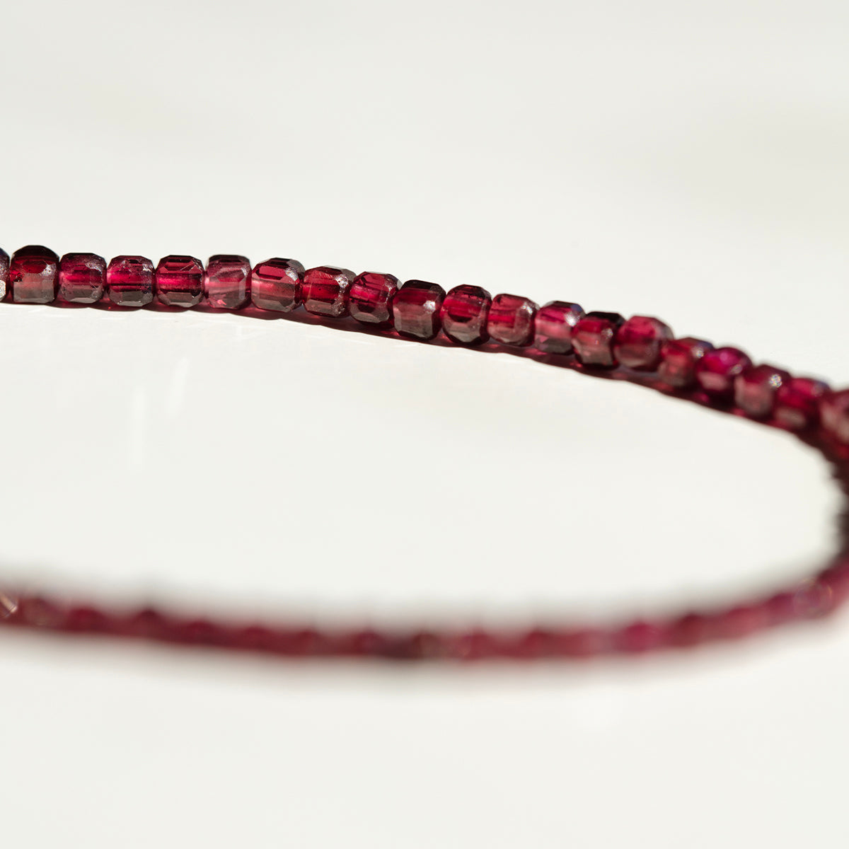 Halskette aus Granat Steinen, versilbert - Trägeransicht