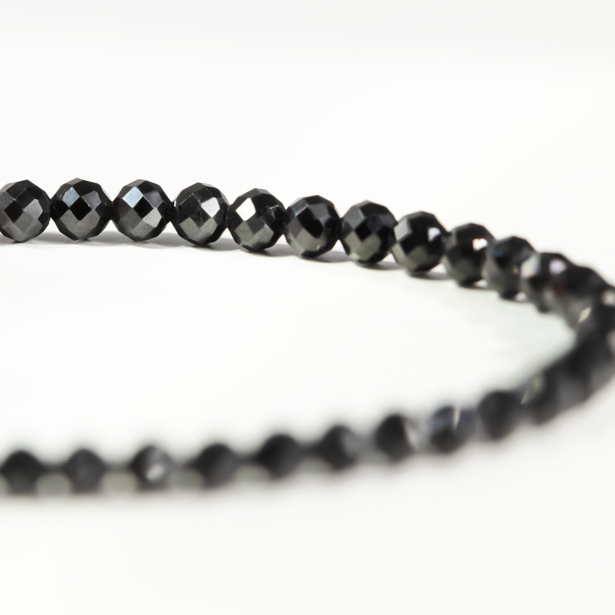 Armband aus Spinell Steinen, vergoldet - Trägeransicht