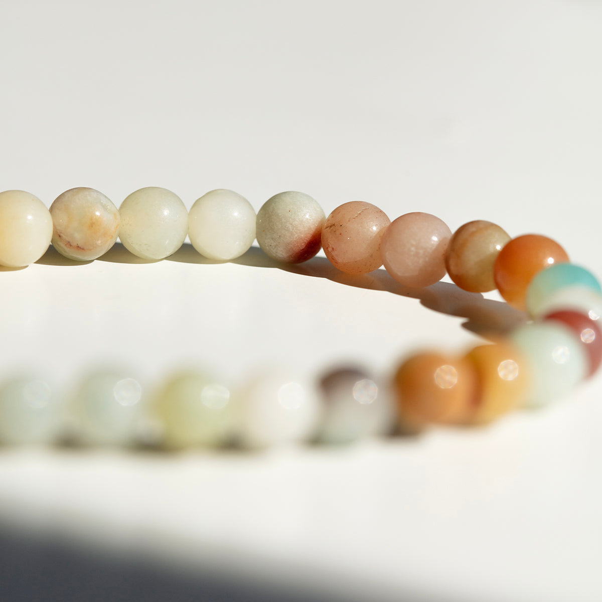 Halskette aus Trolleit Steinen, versilbert - Trägeransicht