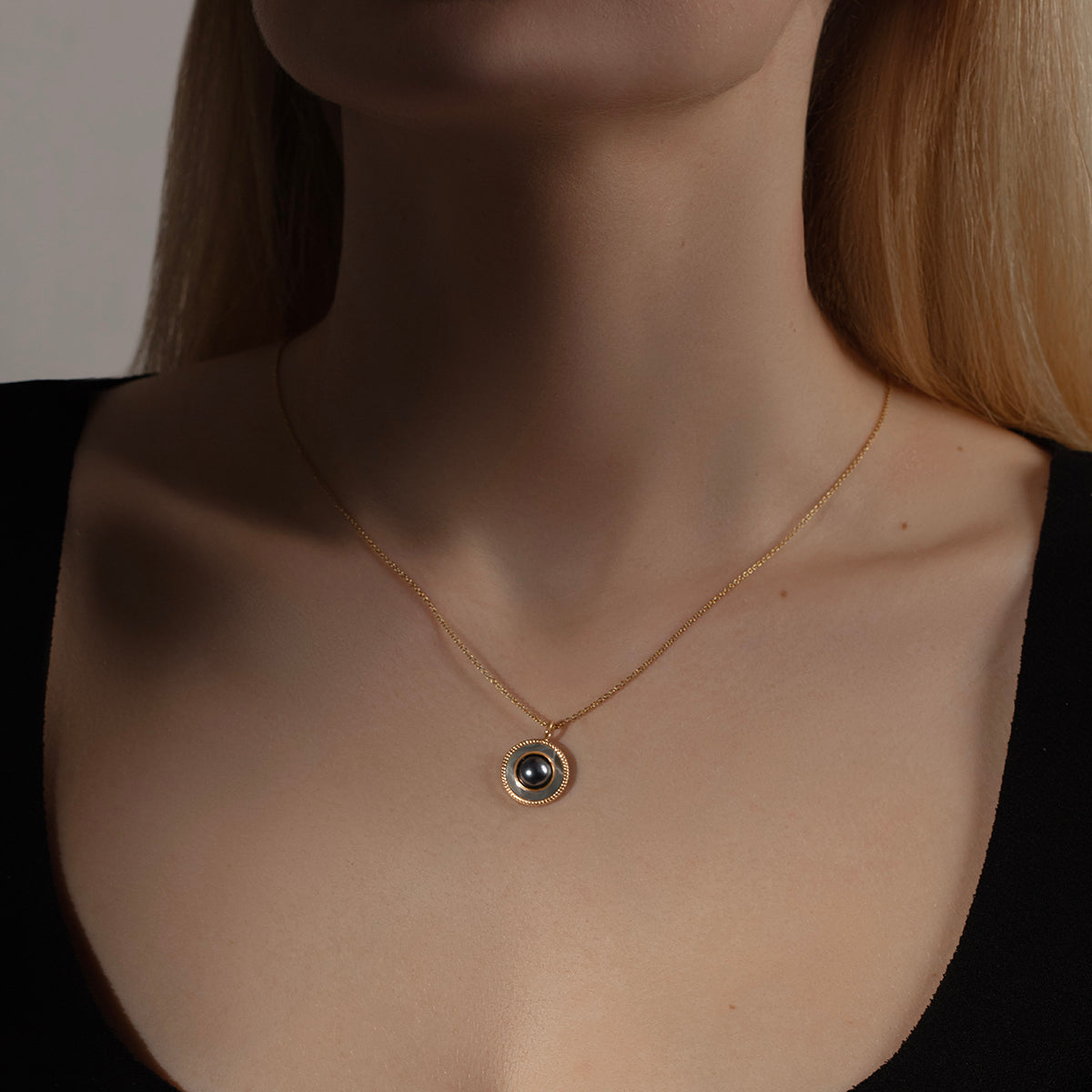 Halskette Cosmos No.1 mit grauer Perle und dunklem Perlmutt, vergoldet - Detailansicht