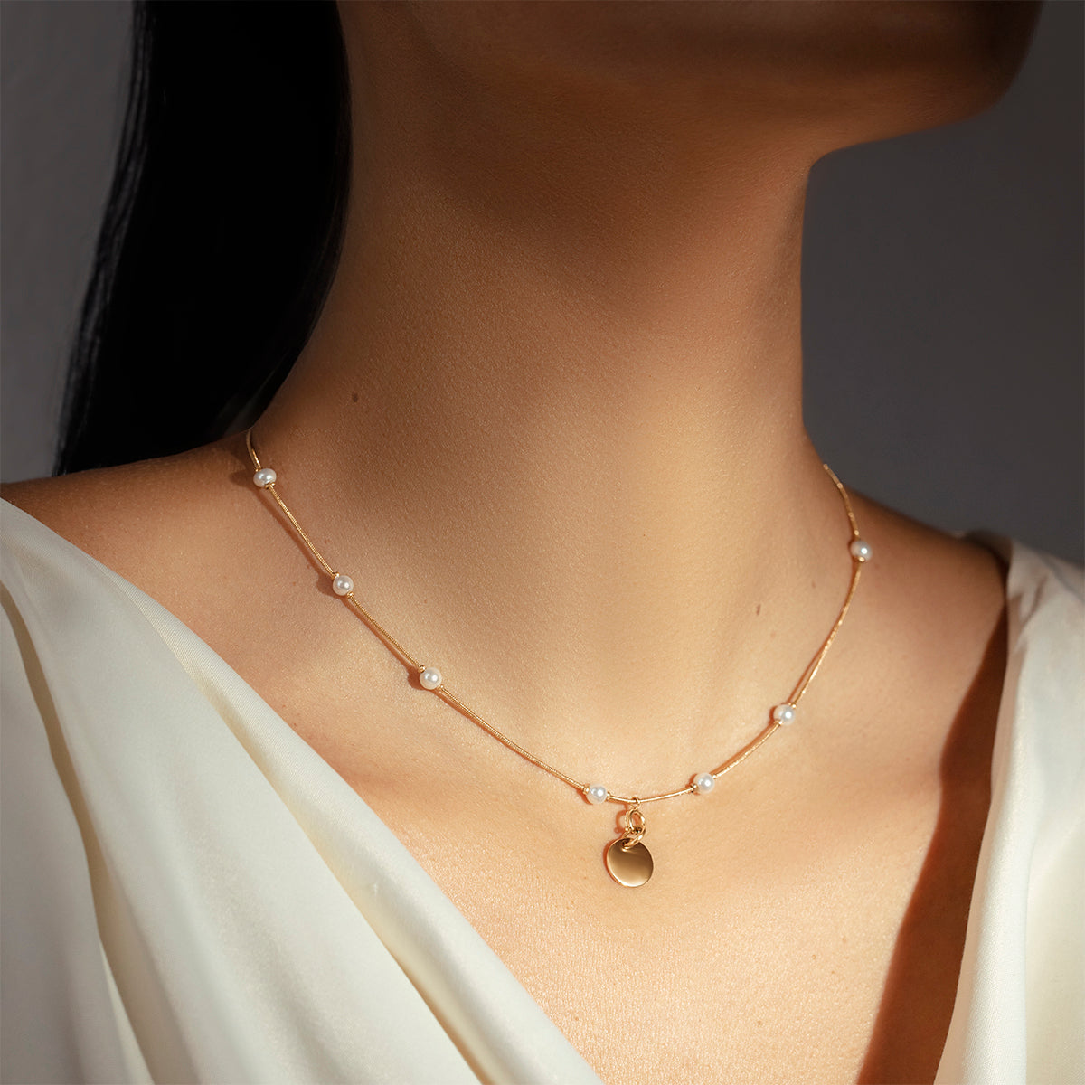 Halskette mit Perlen 40 + 5 cm und Medaillon 1,5 cm, vergoldet - Detailansicht