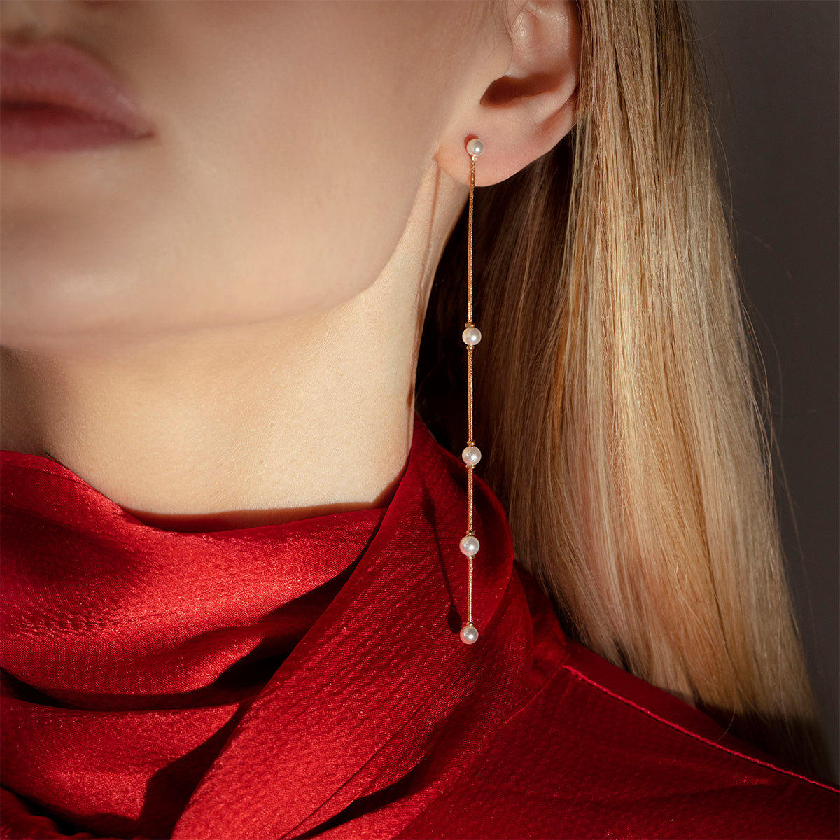 Hängende Ohrringe mit Perlen No. 1, vergoldet - Detailansicht