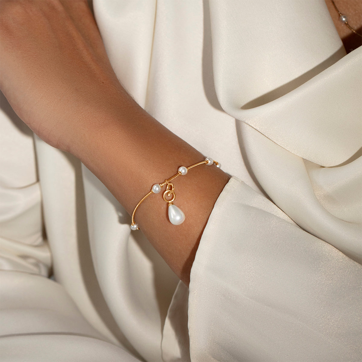 Armband mit Perlen und Perlen-Anhänger 1 cm, vergoldet - Detailansicht