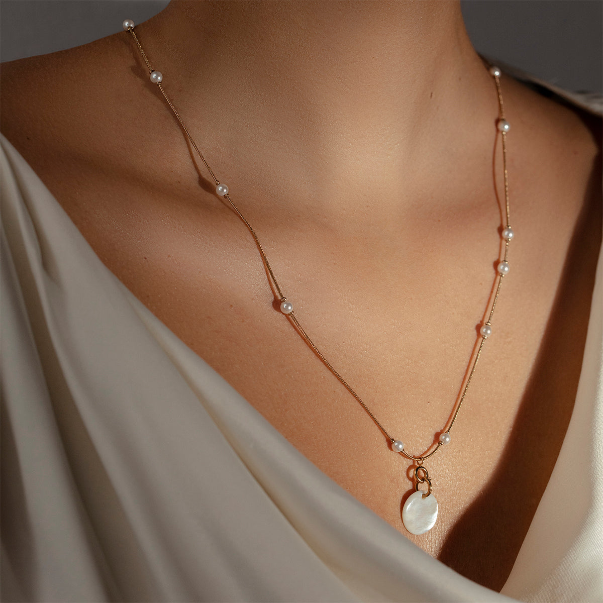 Halskette mit Perlen 60 + 5 cm und Perlmutt Medaillon 1,5 cm, vergoldet - Detailansicht