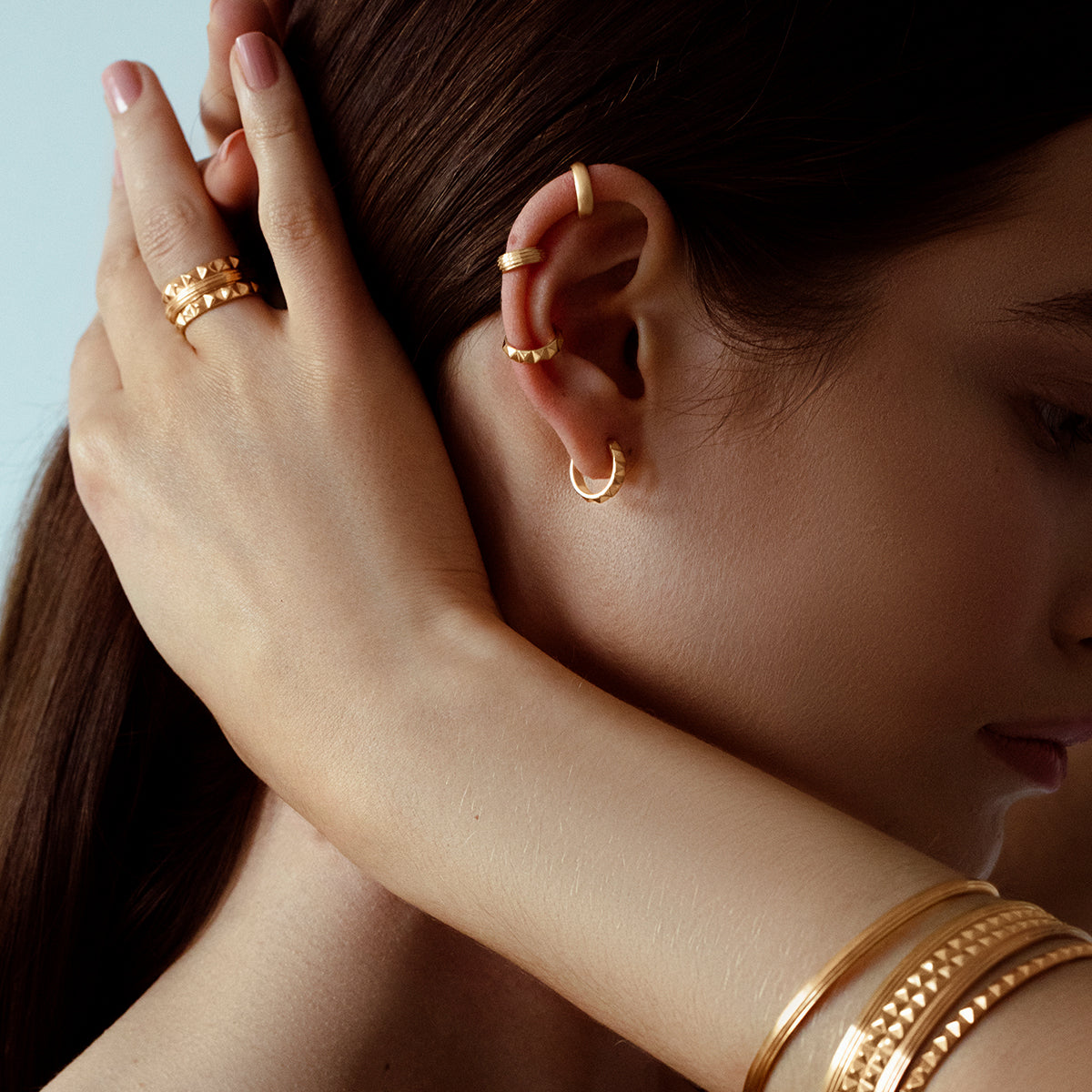 Ear Cuff Ethno No.3 vergoldet - Trägeransicht