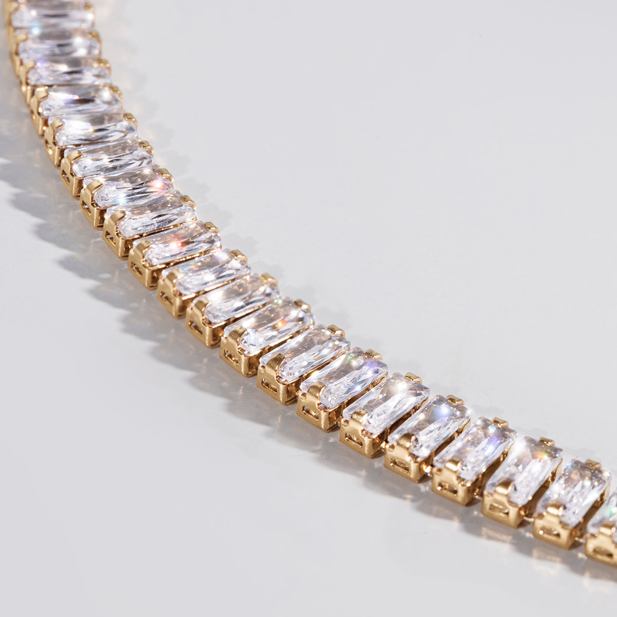 Collier Armband mit weißen Zirkonen, vergoldet - Trägeransicht