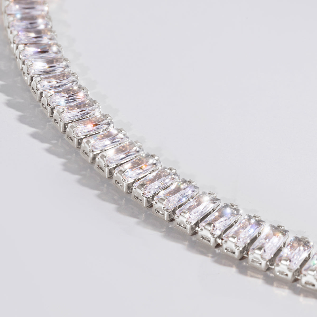 Collier Armband mit weißen Zirkonen, versilbert - Trägeransicht