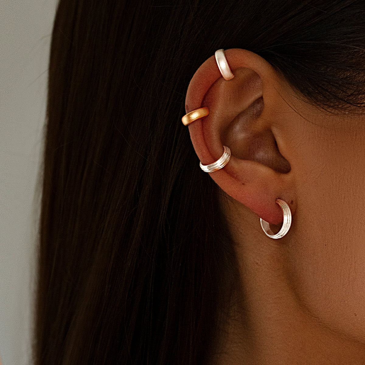 Ear Cuff Ethno No.1 versilbert - Trägeransicht