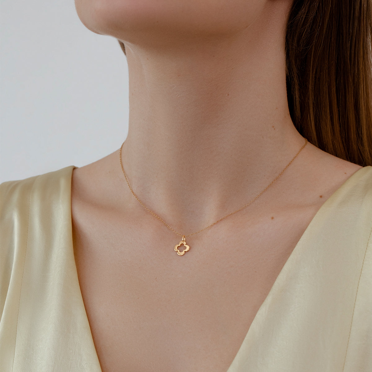 Halskette Faden mit offen gearbeitetem Kleeblatt 1 cm aus 585er Gelbgold - Detailansicht