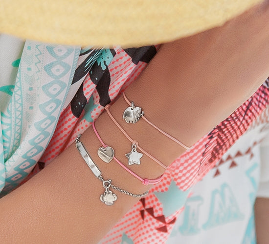 Armband mit silbernen1 cm Stern auf einer dünnen blauen Schnur - Detailansicht
