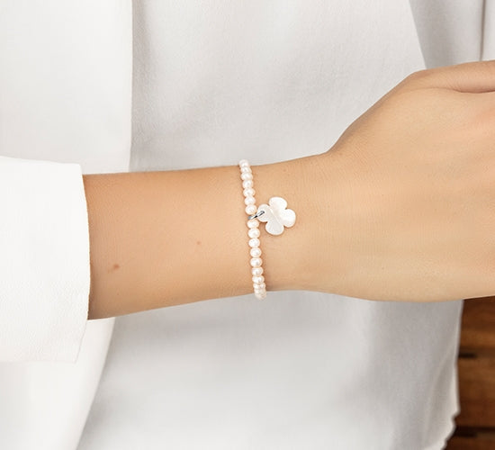 Perlenarmband mini weiß mit 1,5 cm rundem Kleeblatt aus Perlmutt silber - Detailansicht