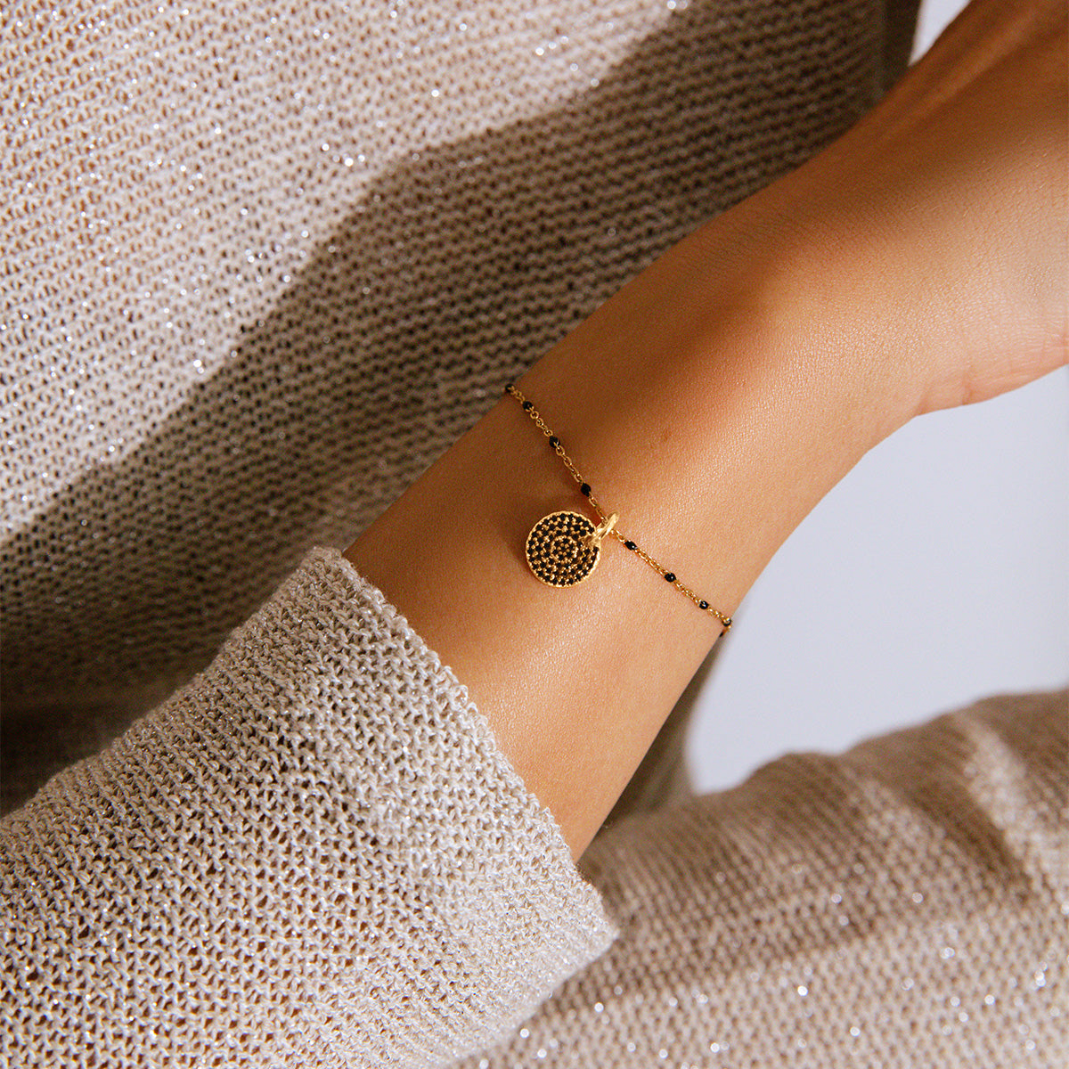 Armband mit schwarze Emaille mit Medaillon mit schwarzen Zirkonien - Detailansicht