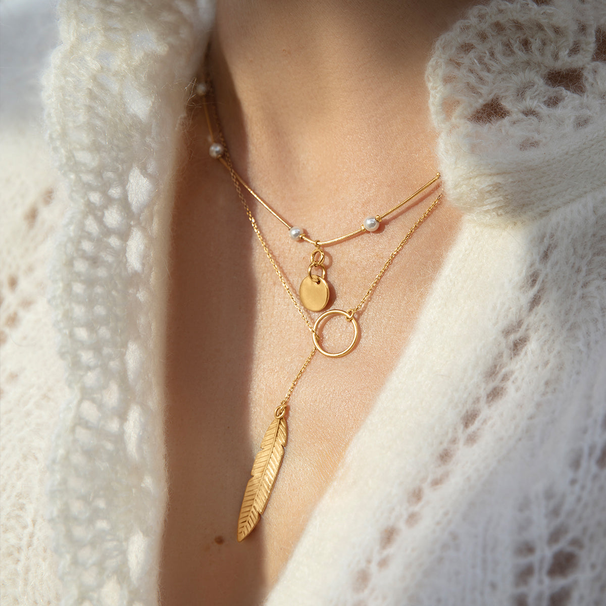 Halskette mit Perlen 40 + 5 cm und Medaillon 1,5 cm, vergoldet - Trägeransicht