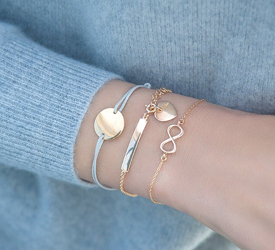 Armband mit einem Gold -plattierten Medaillon an einer dicken goldenen Premium -Saite - Detailansicht