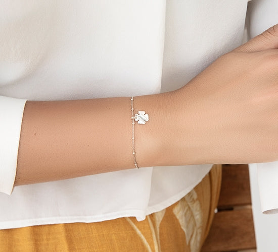 Armband mit einem Silberklee auf einer Knotenkette - Detailansicht