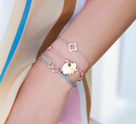 Armband mit vergoldetem Elefanten am dicken rosa Schnur - Detailansicht