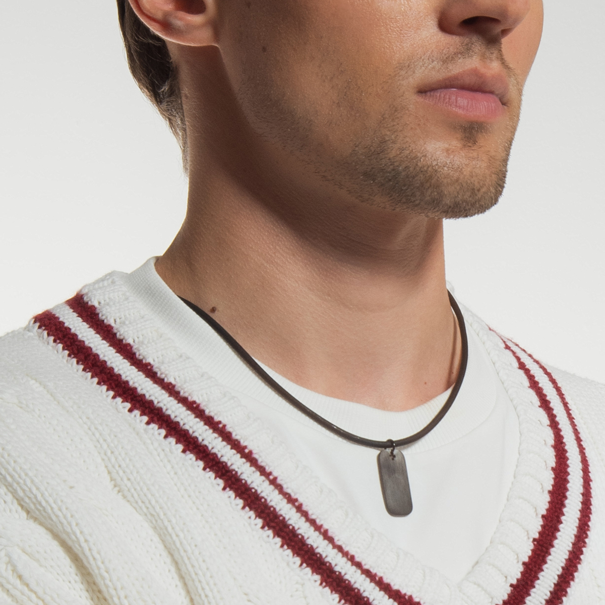 Herrenhalskette aus schwarzem Leder mit 3 cm Dog Tag versilbert - Detailansicht