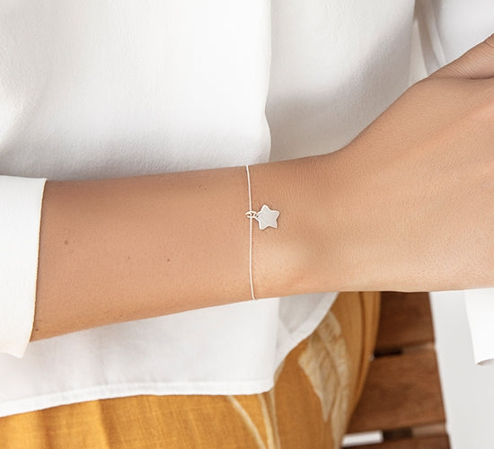 Armband mit einem silbernen Stern im Kettenfaden - Detailansicht
