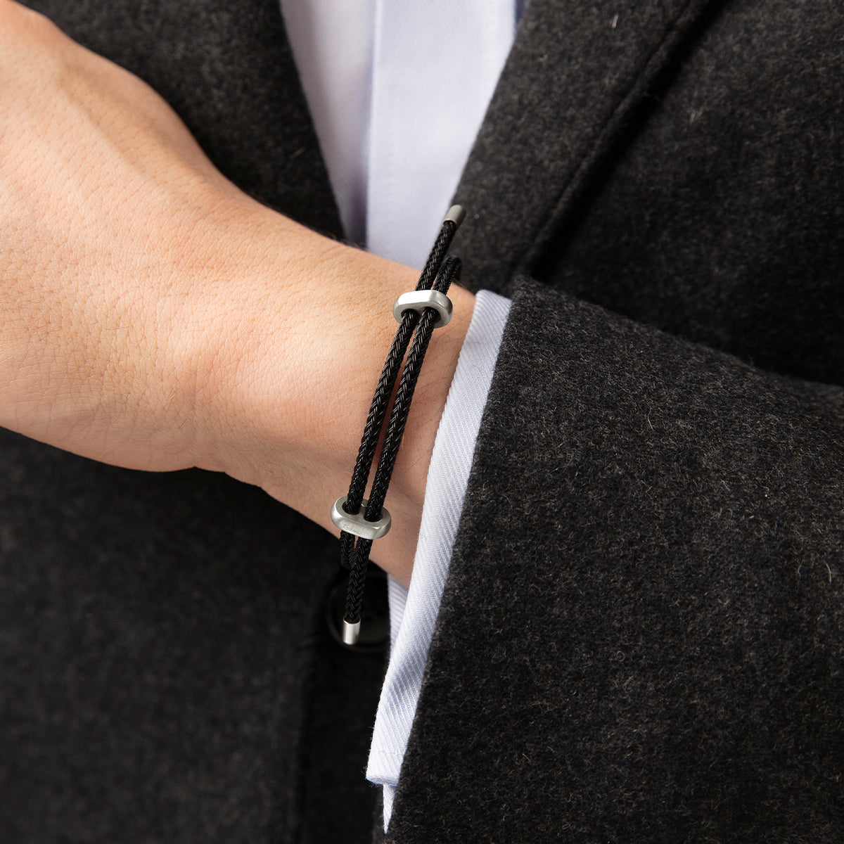 Herrenarmband Liana in schwarzer Farbe aus Stahl - Detailansicht
