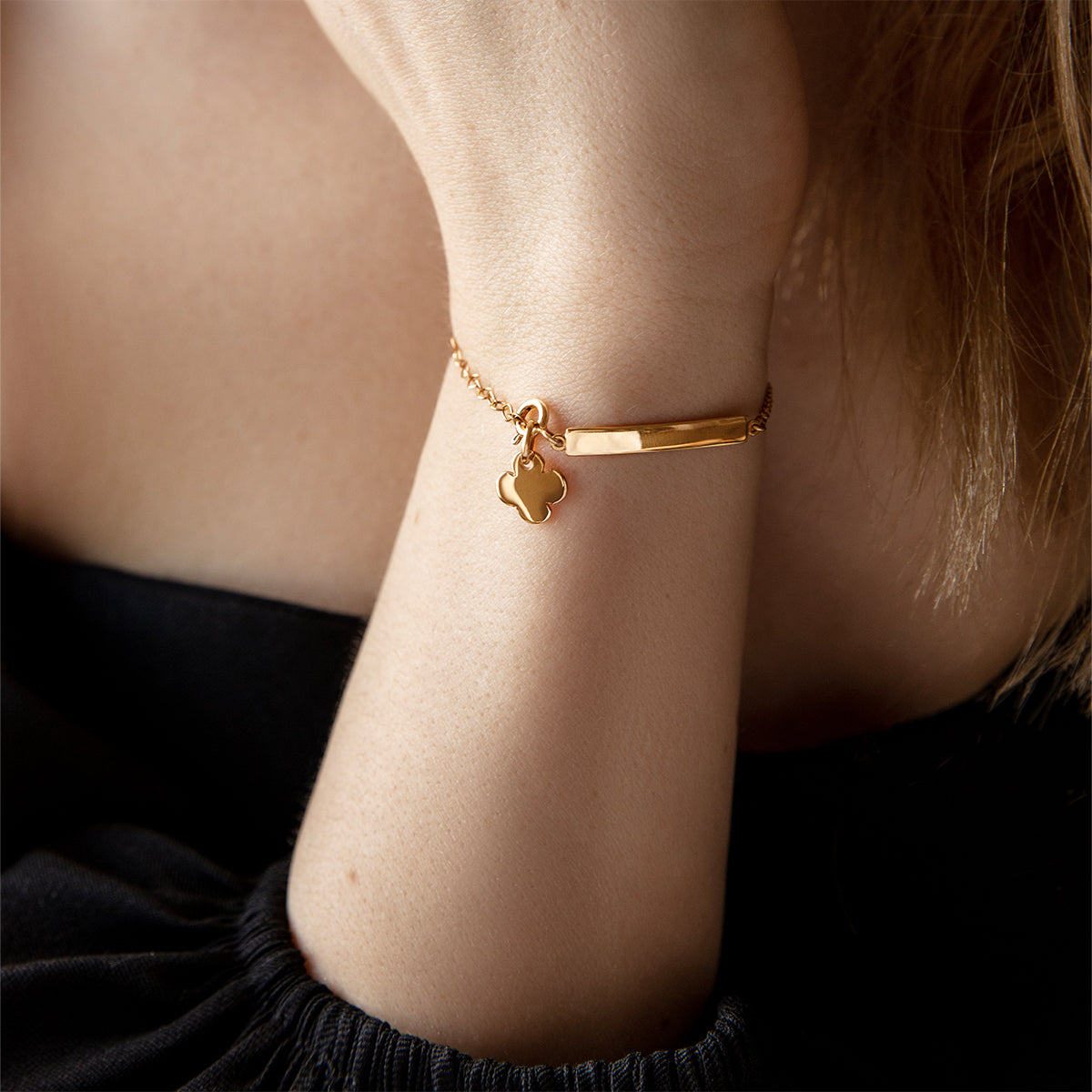 Armband mit gravierbarer Platte und Kleeblatt 1 cm vergoldet - Detailansicht