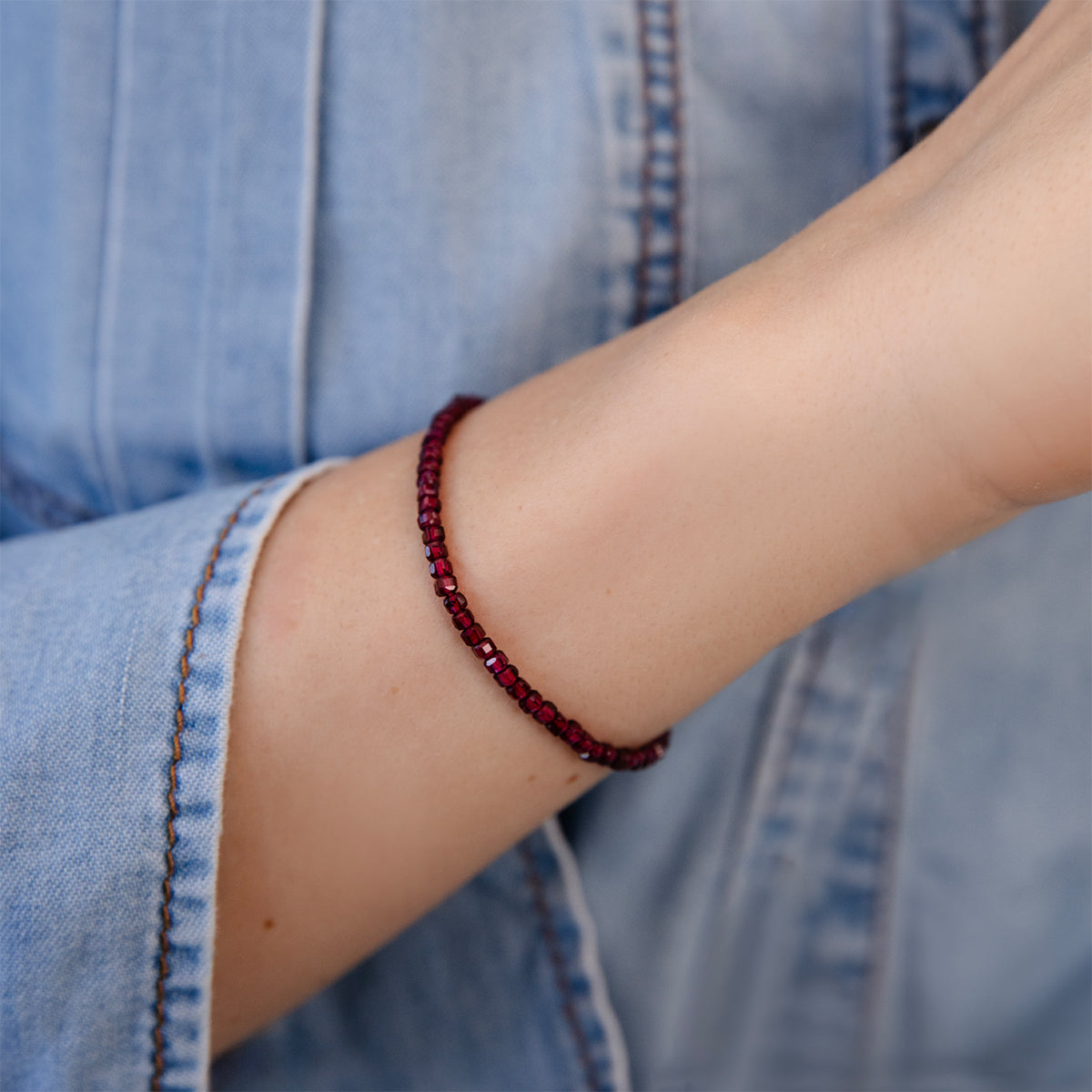 Armband aus Granat Steinen, vergoldet - Detailansicht