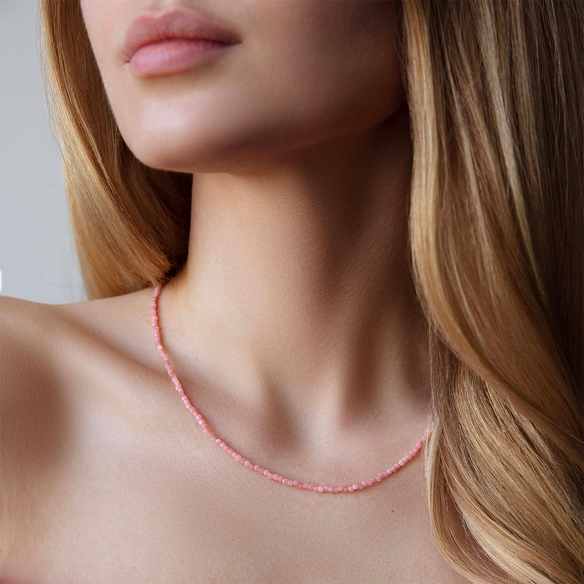 Halskette aus rosa Opal Steinen, versilbert - Detailansicht