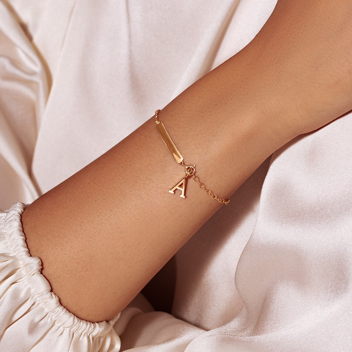Armband mit gravierbarer Platte und Buchstabe A 1 cm vergoldet - Detailansicht
