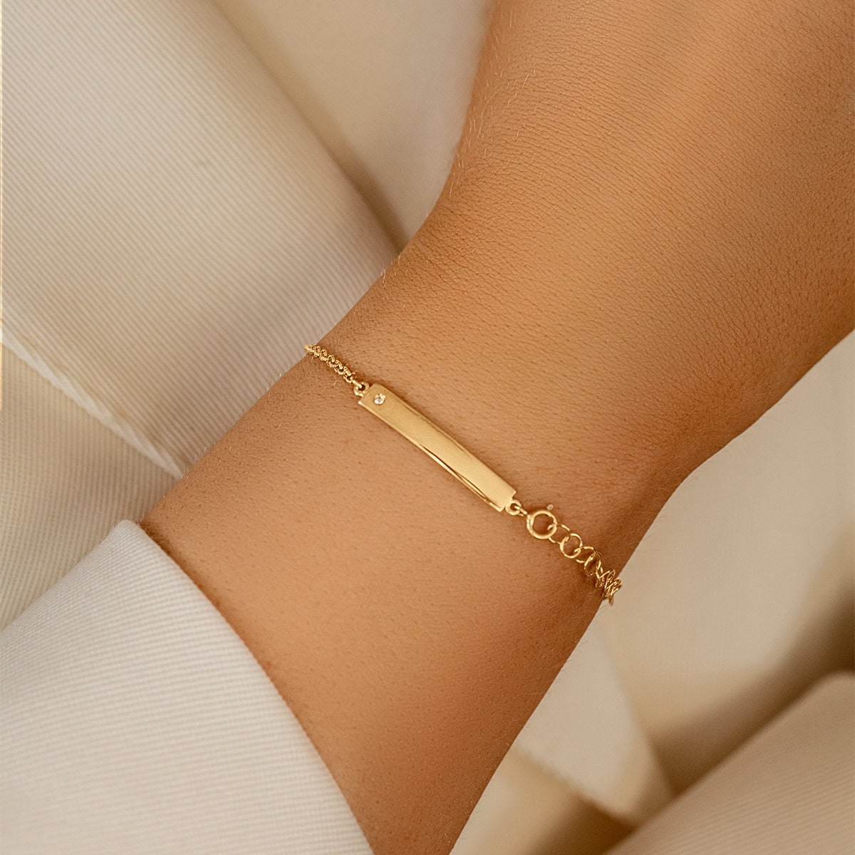 Armband mit Platte und Diamant aus 585er Gelbgold - Detailansicht