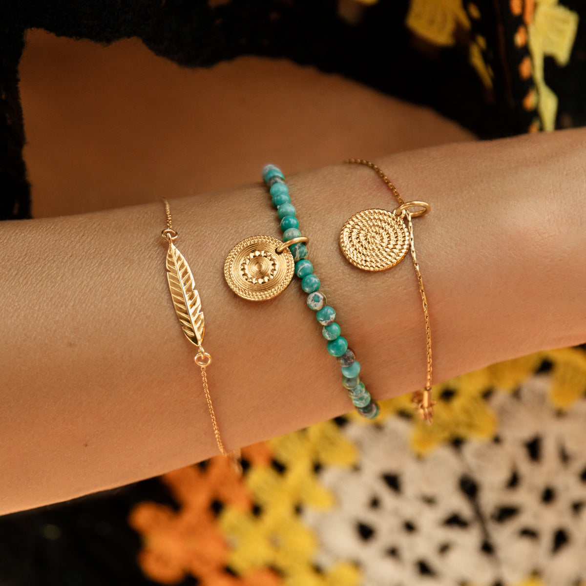 Perlenarmband Erde aus Natursteinen mit Münzanhänger Boho II - Detailansicht