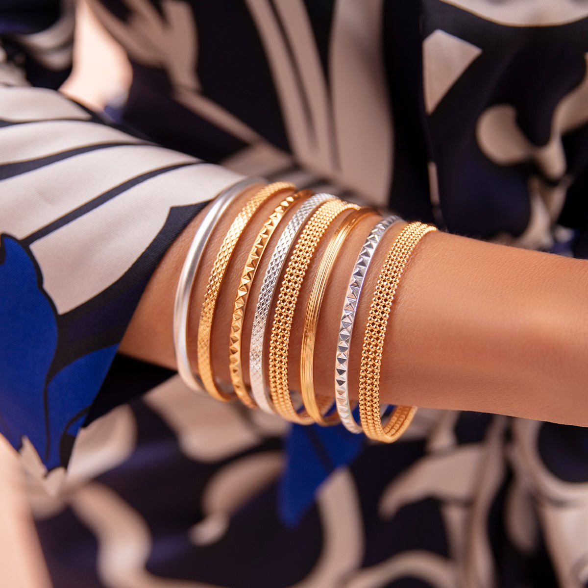 Ethno Armreif No.4 vergoldet - Trägeransicht