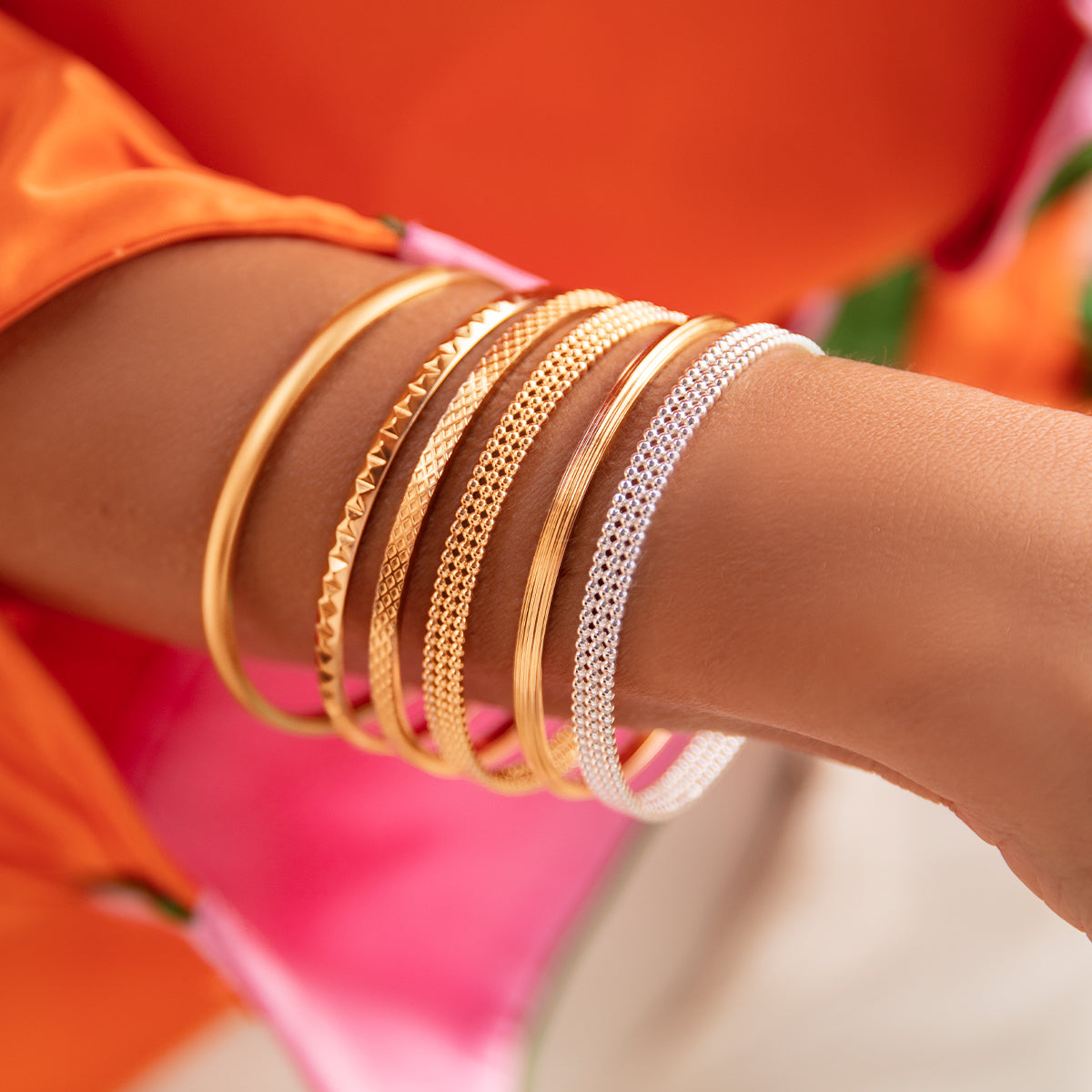 Ethno Armreif No.3 vergoldet - Trägeransicht