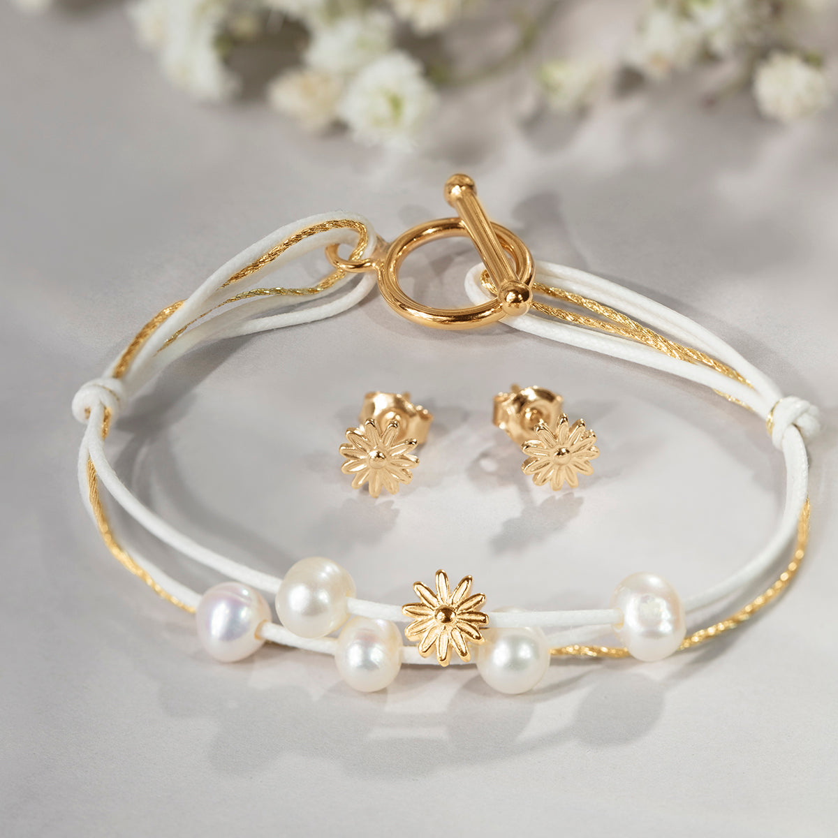 Schnurarmband weiß metallic gold mit Verschluss, Perlen und Etincelle Blüte, vergoldet