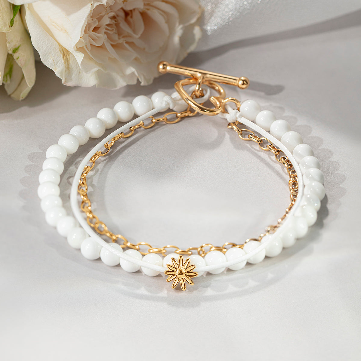 Armband mit Perlen, Kettchen, Schnur, Verschluss und Etincelle Blüte, vergoldet