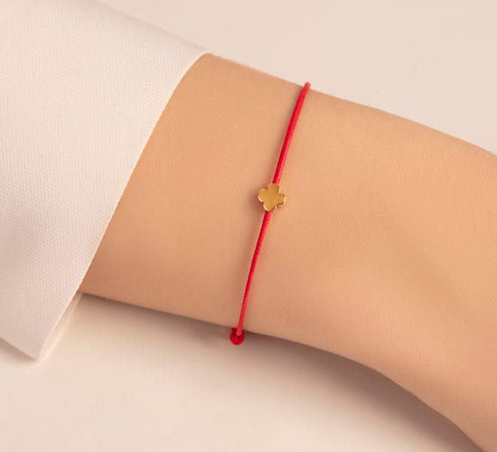 Schnurarmband rot mit Etincelle Kleeblatt aus 585er Gelbgold - Trägeransicht