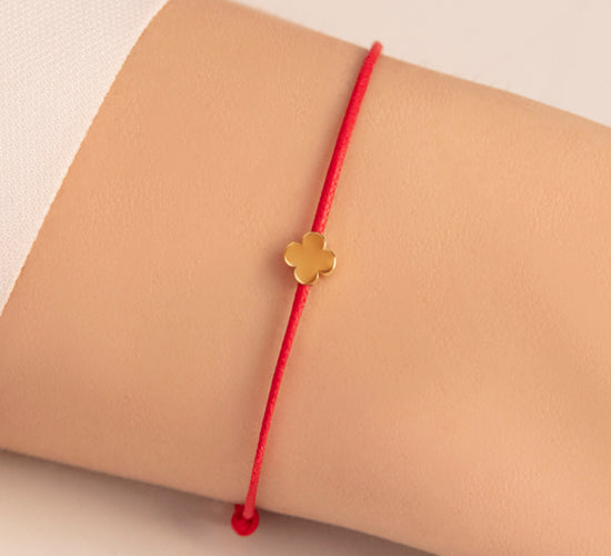 Schnurarmband rot mit Etincelle Kleeblatt aus 585er Gelbgold - Detailansicht