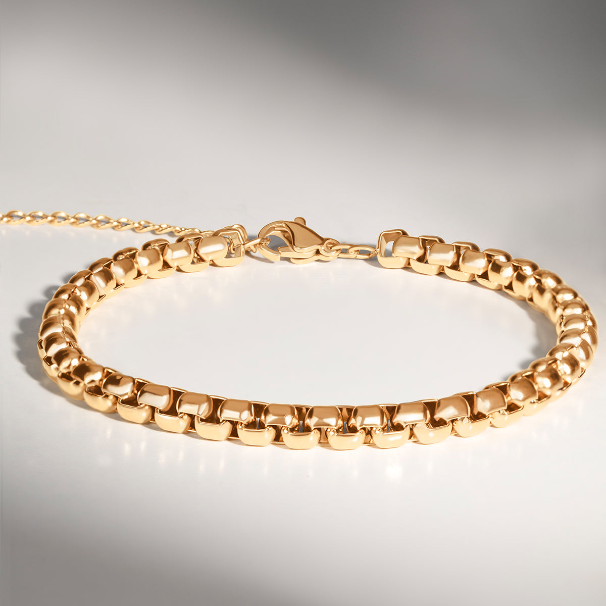 Armband Cube mit Medaillon 1 cm, vergoldet - Trägeransicht