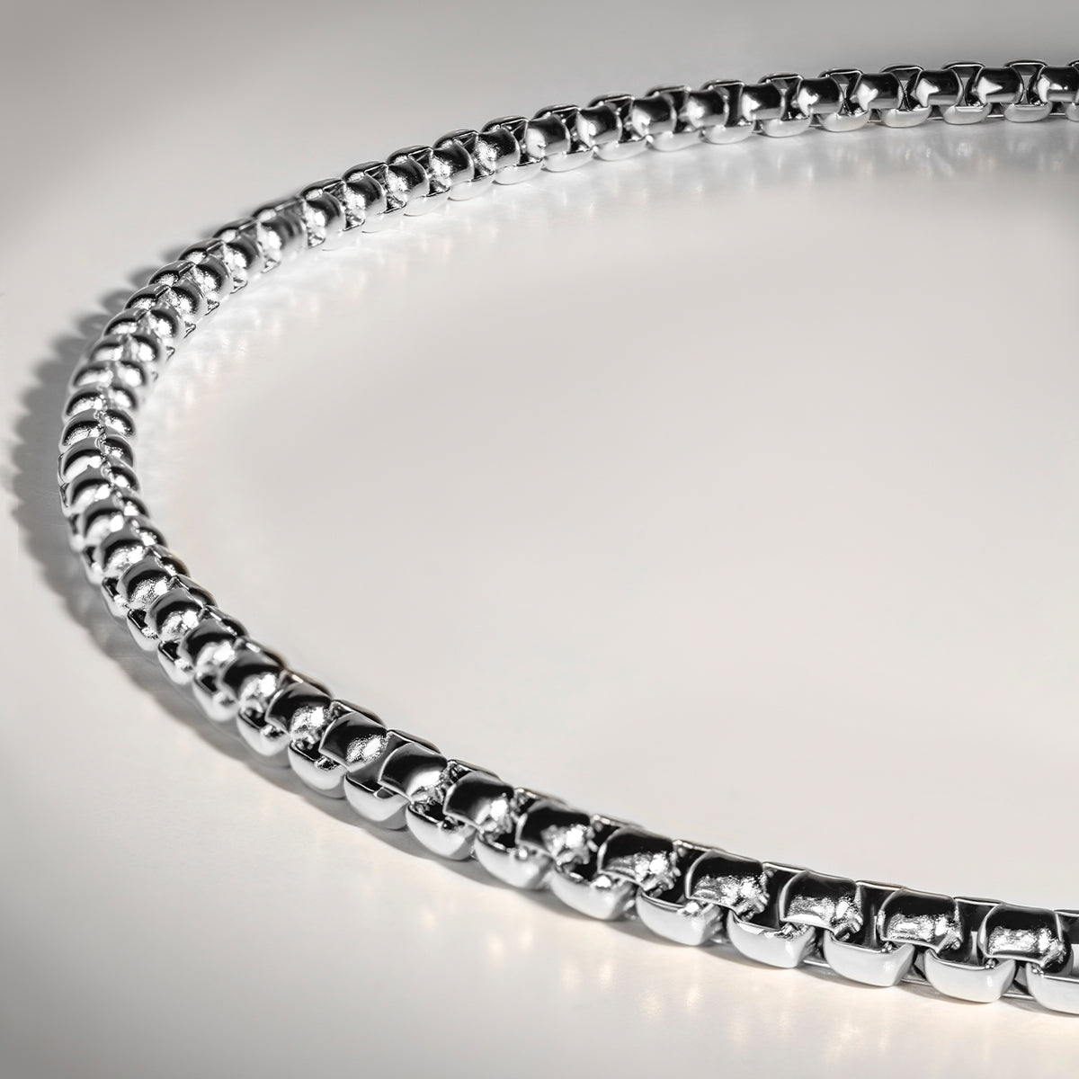 Halskette Cube 40 cm mit Kleeblatt 1,5 cm, versilbert - Trägeransicht