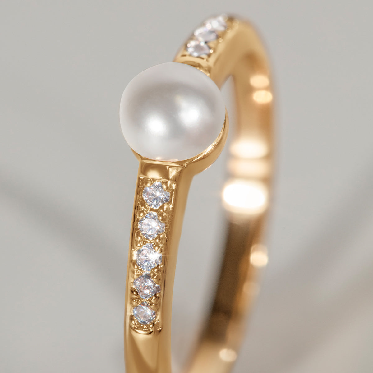 Ring Cosmos No.2 mit weißer Perlen und weißen Zirkonen, vergoldet - Trägeransicht