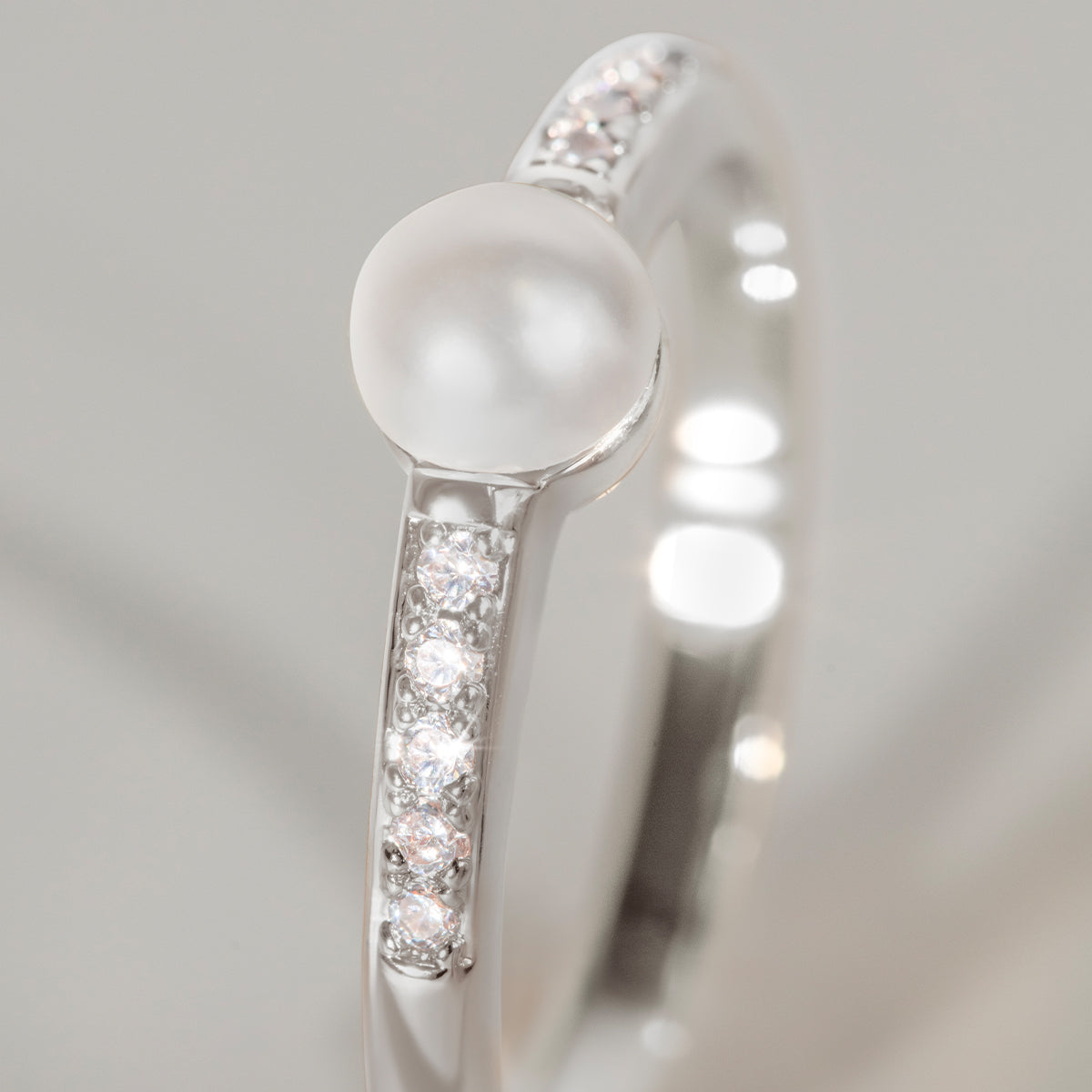 Ring Cosmos No.2 mit weißer Perlen und weißen Zirkonen, versilbert - Trägeransicht