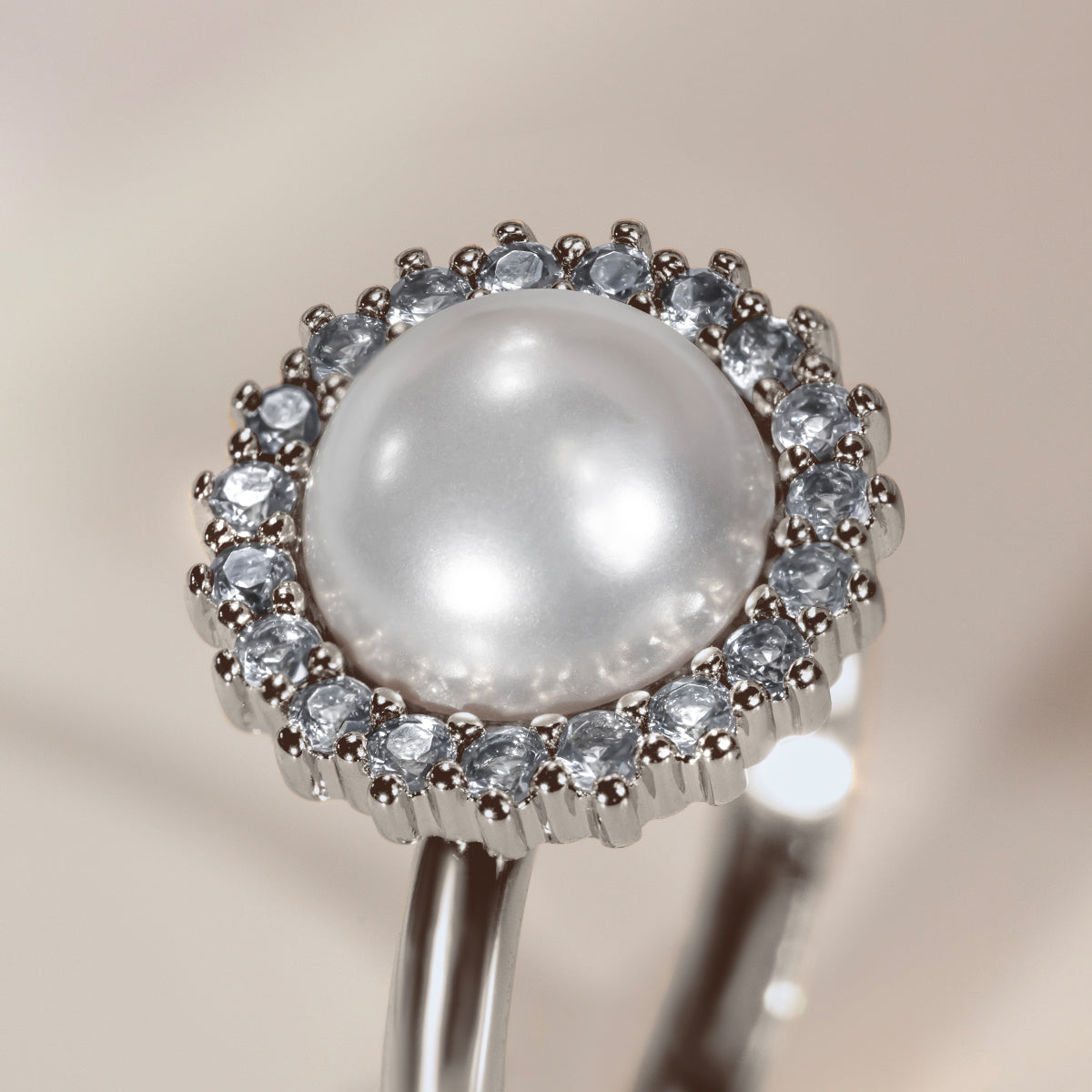 Ring Cosmos No.3 mit weißer Perlen und weißen Zirkonen, versilbert - Trägeransicht