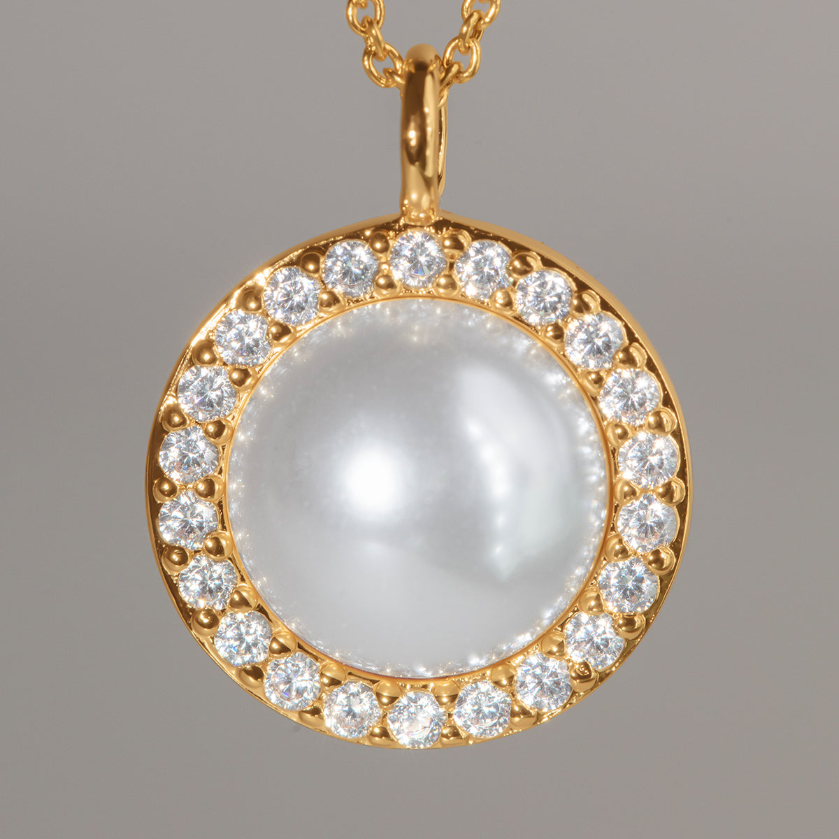 Halskette Cosmos No.2 mit weißer Perle und weißen Zirkonen, vergoldet - Trägeransicht