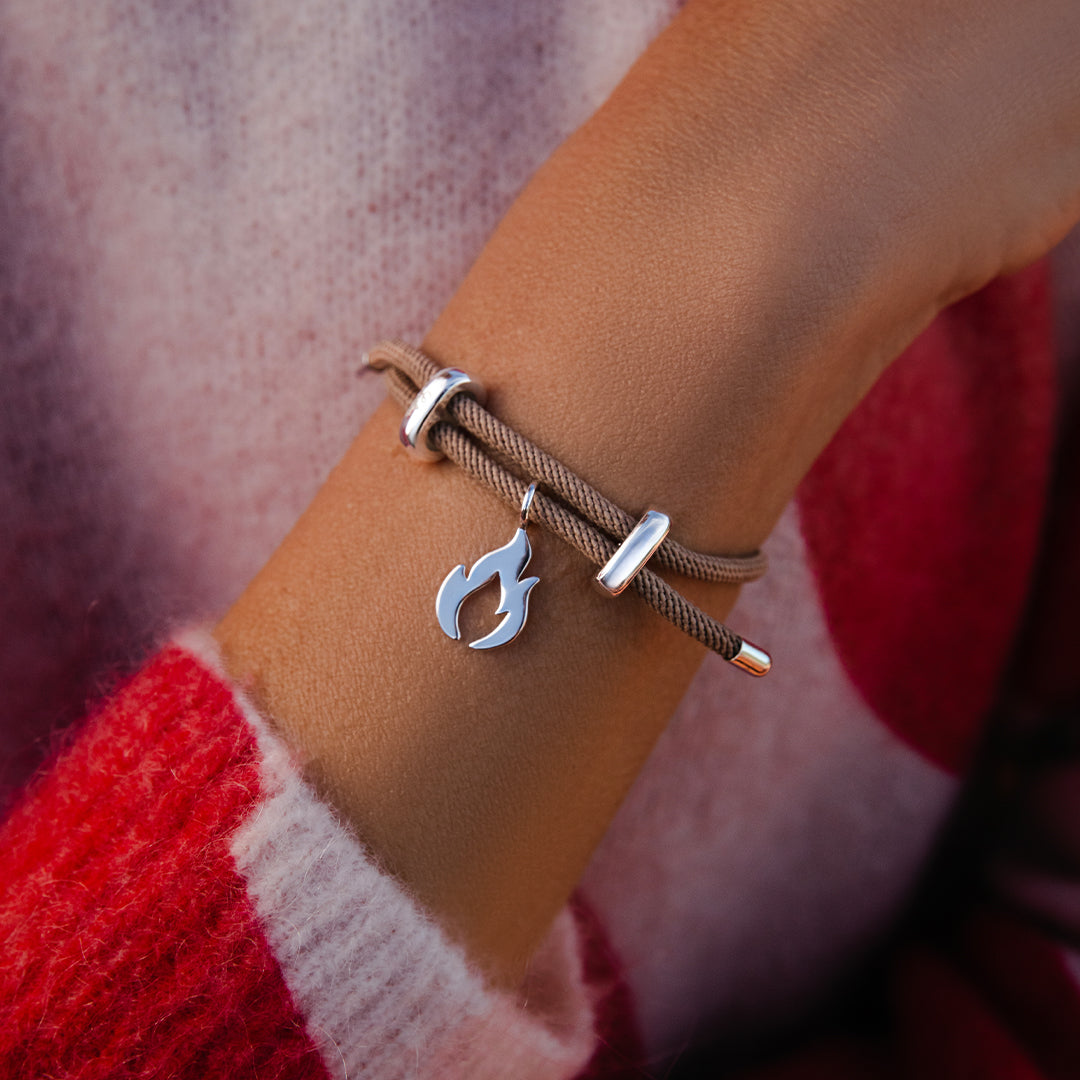 Armband Liana in beiger Farbe mit 1,6 cm Flammen-Anhänger, versilbert - Detailansicht