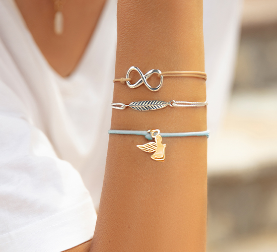 Schnurarmband hellblau mit vergoldetem 1,5 cm Engel mit einem offenen Flügel