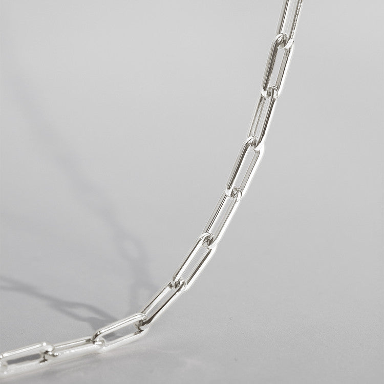 Kachel mit silberfarbenem Schmuckelement