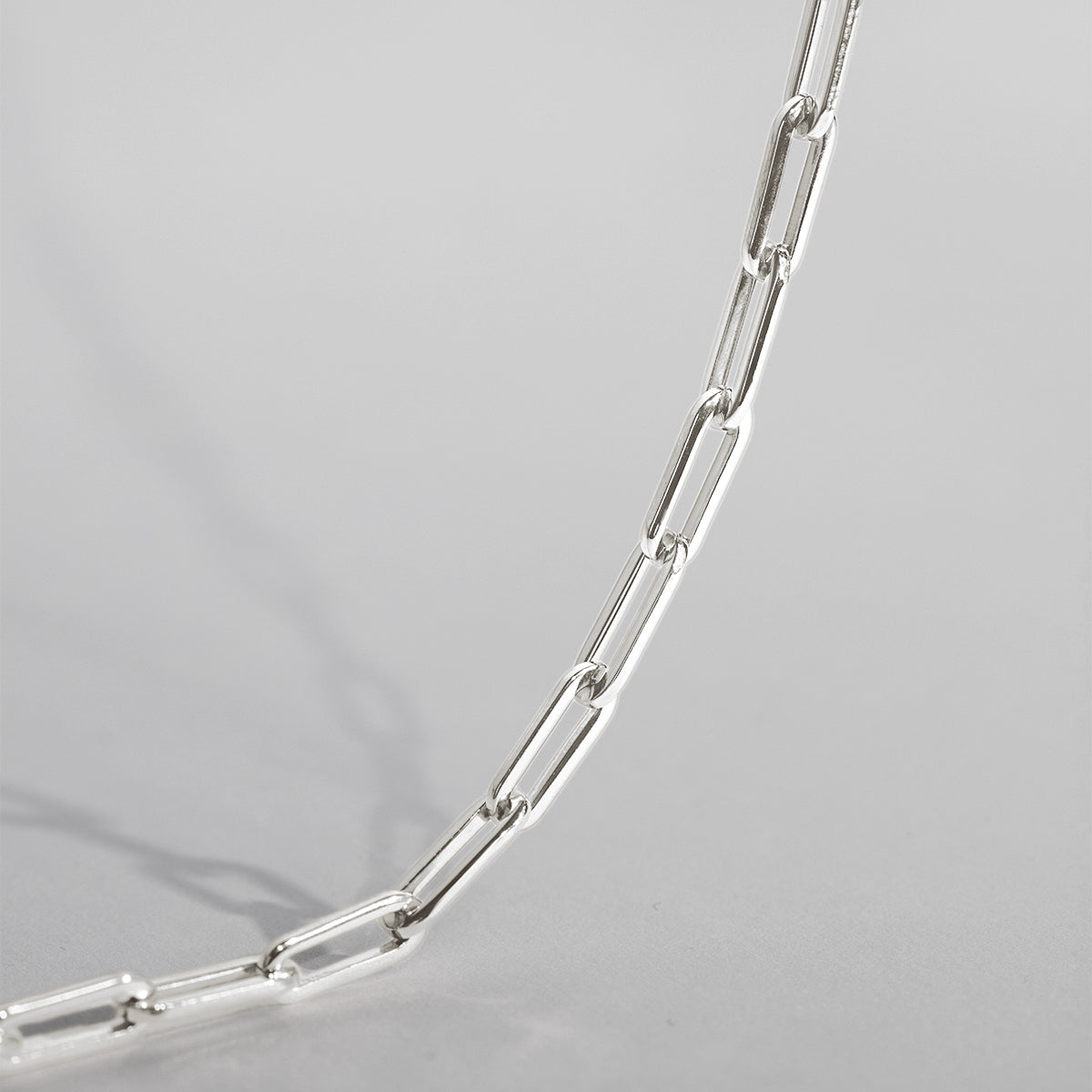 Halskette No. 7 45 cm mit 1,5 cm weißem Zirkonia Medaillon, versilbert - Detailansicht