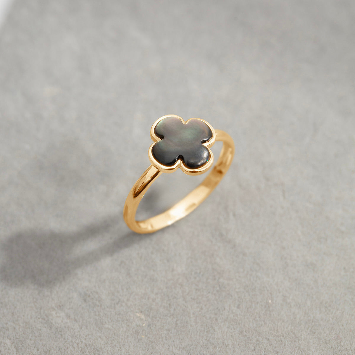 Ring mit dunklem Perlmutt Kleeblatt 0,8 cm in 585er Gelbgold Fassung - Vorderansicht