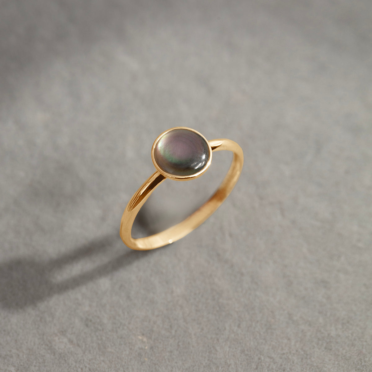Ring mit dunklem Perlmutt Medaillon 0,8 cm in 585er Gelbgold Fassung - Vorderansicht