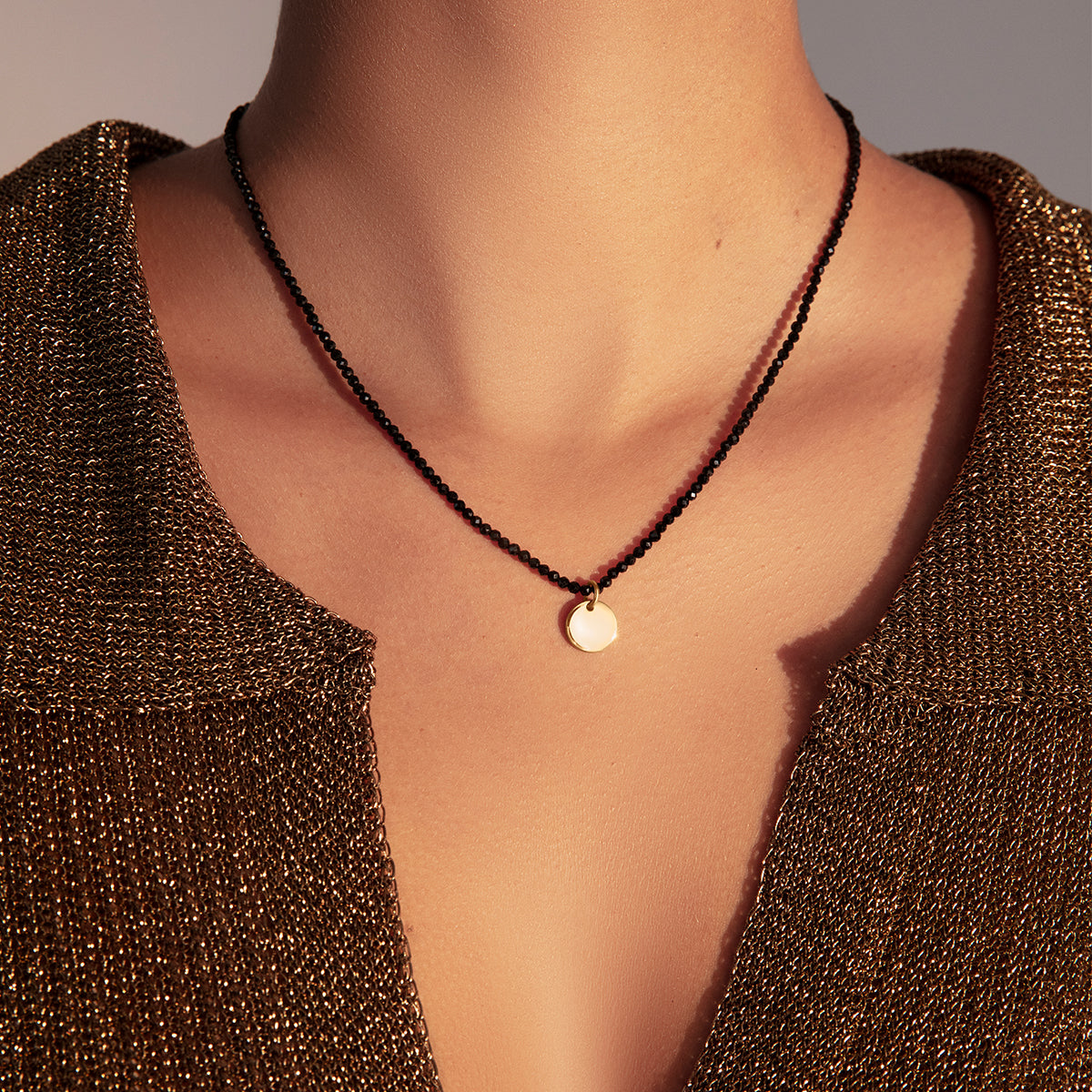 Halskette aus Spinell Steinen mit Anhänger Medaillon 1 cm, vergoldet - Detailansicht